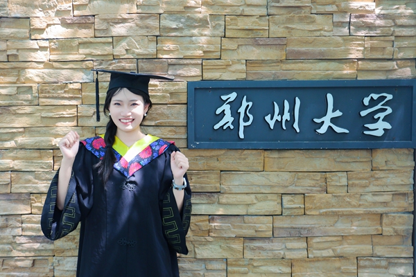 1781251646199099924.jpg 毕业照2.jpg