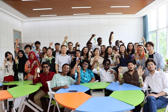 Intl students from ZZU experience Dragon Boat Festival