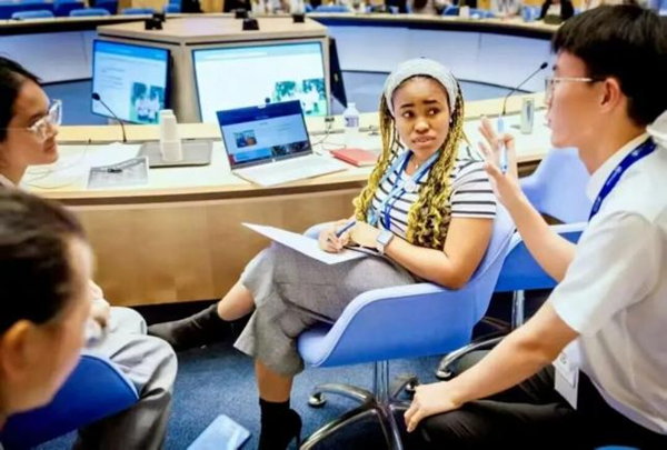Two ZZU students participate in international youth assembly in Geneva